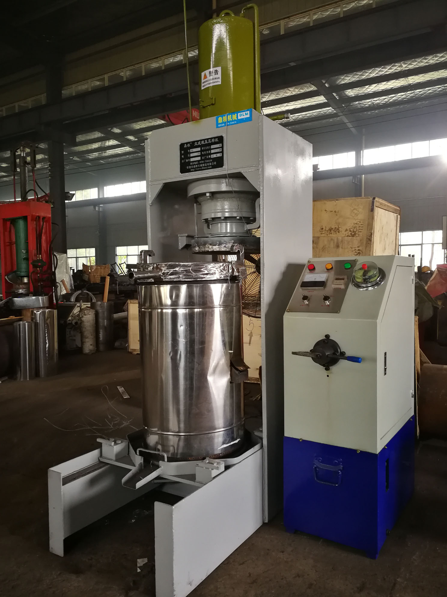 不銹鋼超高壓立式液壓壓榨機(jī)，果汁壓榨機(jī)，果渣壓榨機(jī)，藥材壓榨，油渣處理，白土壓榨